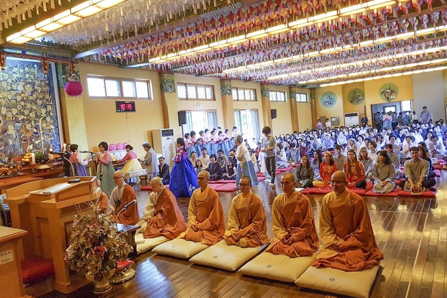 Partake in the Vesak Ceremony at Yonggungsa Cham Joeun Uri Temples